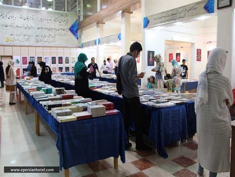 نمایشگاه کتاب در کتابخانه ثنایی کیش